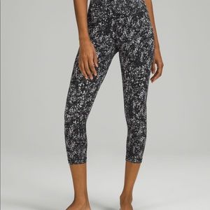 EUC - Lulu Align High arise 21” Size 4